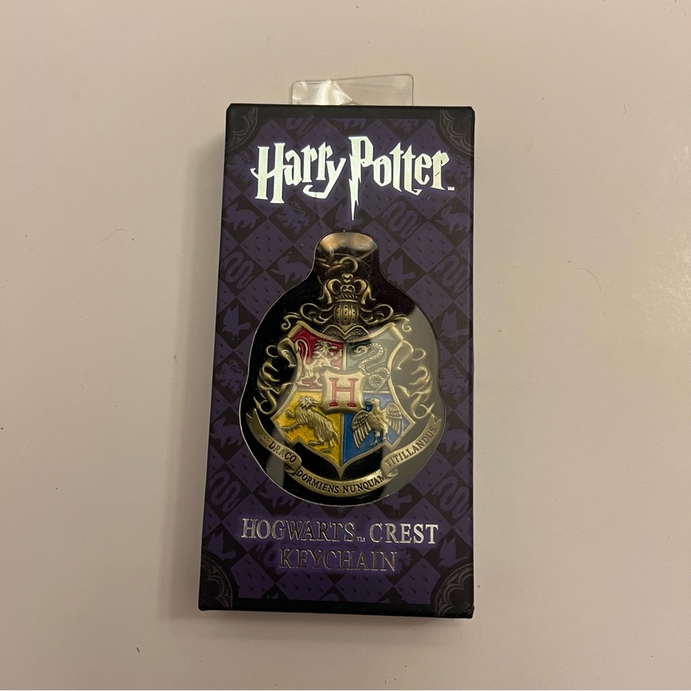 Wizarding World of Harry Potter Hogwarts Crest Metal Key Chain, Noble Collection